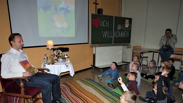 B&uuml;rgermeister Robert Bosch (links) fungierte an der Grundschule Mainleus als Leseonkel. Werner Rei&szlig;aus