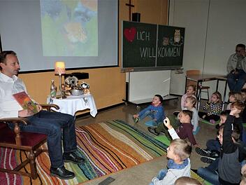 Bürgermeister Robert Bosch (links) fungierte an der Grundschule Mainleus als Leseonkel. Werner Reißaus