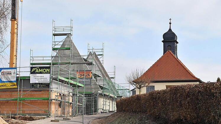 Am Friedhof wird an der neuen Aussegnungshalle gebaut.
