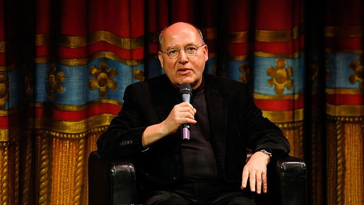 Gregor Gysi bei seinem Auftritt im Bamberger E.T.A.-Hoffmann-Theater Fotos: Matthias Hoch