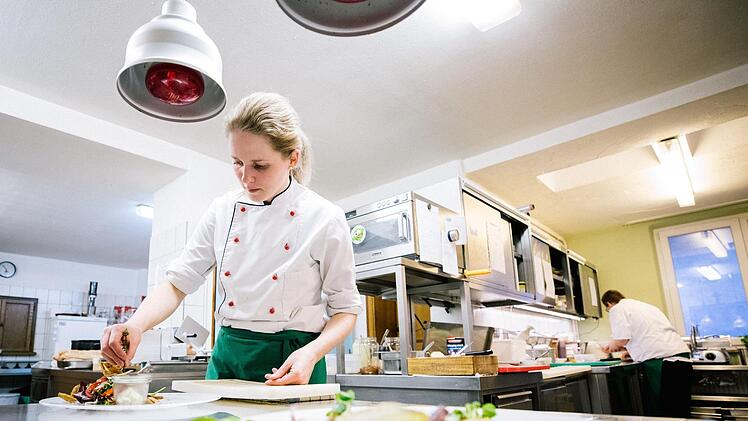 Gebraucht werden diese dann nach einer etwa dreistündigen Pause, wenn ab 17 Uhr der stressigere Part des Arbeitstags beginnt - und - wie hier von Köchin Tina Beitzinger  - die ersten Teller angerichtet werden müssen. Foto: Marian Hamacher