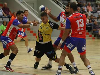 Der 22-jährige Tscheche Stepan Zeman (mit Ball) hat beim 31:30-Sieg gegen Eisenach seine Klasse am Kreis zumindest angedeutet.  Foto: Iris Bilek