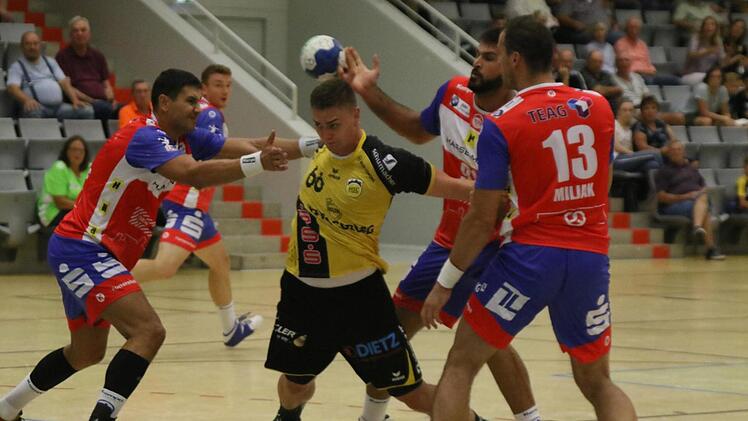 Der 22-jährige Tscheche Stepan Zeman (mit Ball) hat beim 31:30-Sieg gegen Eisenach seine Klasse am Kreis zumindest angedeutet.  Foto: Iris Bilek
