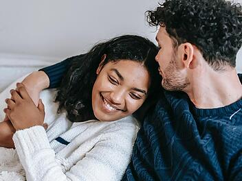 "Ich hab dich lieb" - Wie gilt es nun darauf zu reagieren und was will dir dein Partner damit sagen? Wir klären auf.