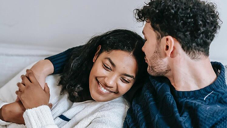 "Ich hab dich lieb" - Wie gilt es nun darauf zu reagieren und was will dir dein Partner damit sagen? Wir klären auf.