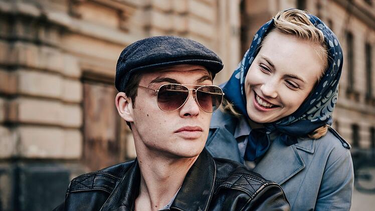 Ulla Wolf (Elisa Schlott) und Tommy Weidner (David Sch&uuml;tter) haben eine gute Zeit auf dem Motorrad.