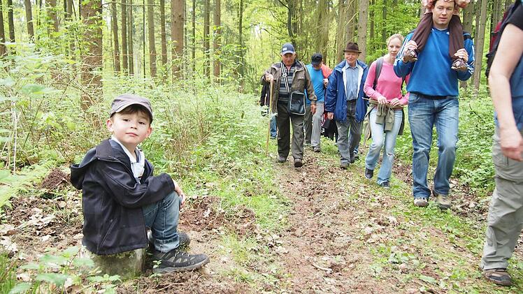 Die Kleinen müssen geduldig warten, bis der Feldgeschworene Vogt mit der Belohnung kommt.