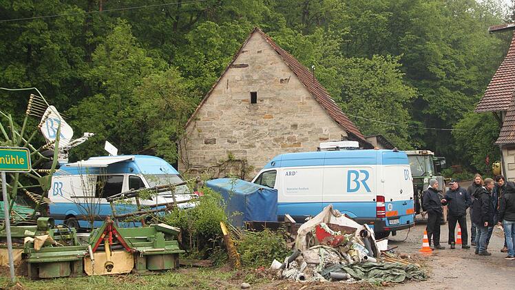 Mitten im betroffenen landwirtschaftlichen Anwesen in der Passmühle hatte das BR-Team seine Übertragungswagen aufgebaut.