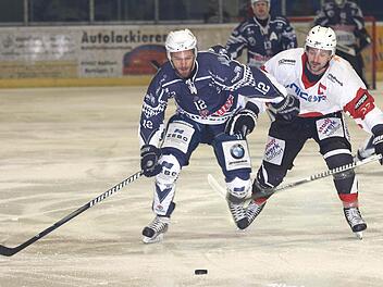 Der Haßfurter Kapitän Zoltan Revak (rechts) beim Zweikampf mit dem Lindauer Marko Miller - in diesem Spiel gewannen die "Hawks " nach einer kämpferisch sehr starken Leistung. Revak wird am heutigen Freitag als Spielertrainer fungieren. Fotos: Ralf Naumann