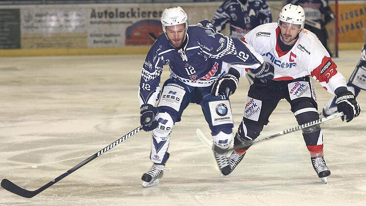 Der Haßfurter Kapitän Zoltan Revak (rechts) beim Zweikampf mit dem Lindauer Marko Miller - in diesem Spiel gewannen die "Hawks " nach einer kämpferisch sehr starken Leistung. Revak wird am heutigen Freitag als Spielertrainer fungieren. Fotos: Ralf Naumann