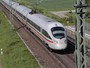 Der Ausbau der Bahnstrecke (das Bild zeigt den ICE bei Kersbach) beschäftigt Bürger und Kommunen ab Montag eine Woche lang. Foto: Josef Hofbauer