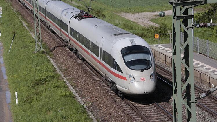 Der Ausbau der Bahnstrecke (das Bild zeigt den ICE bei Kersbach) beschäftigt Bürger und Kommunen ab Montag eine Woche lang. Foto: Josef Hofbauer