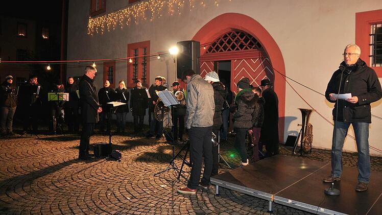 Bürgermeister Günther Werner (rechts) hielt seine erste Neujahrsansprache beim Neujahrsempfang der Stadt Haßfurt auf dem Marktplatz. Mit im Bild der evangelische Posaunenchor unter der Leitung von Hans Schott. Foto: Ulrike Langer
