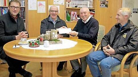 Norbert Engelmann, Helmut Hetzel, Karl Pech, Werner Meschede (v. l.) bei der Spendenübergabe Foto: W. Niewelt