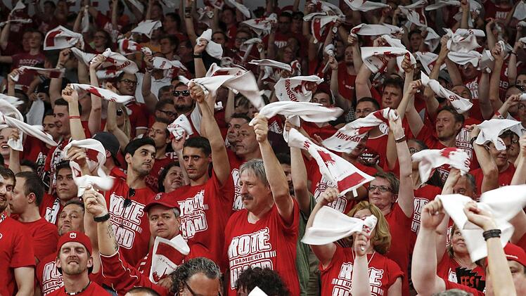 Nach jedem erfolgreichen Dreier ihrer Mannschaft wedelten die Bamberger Freaks mit ihren weißen Handtüchern. Foto: Daniel Löb