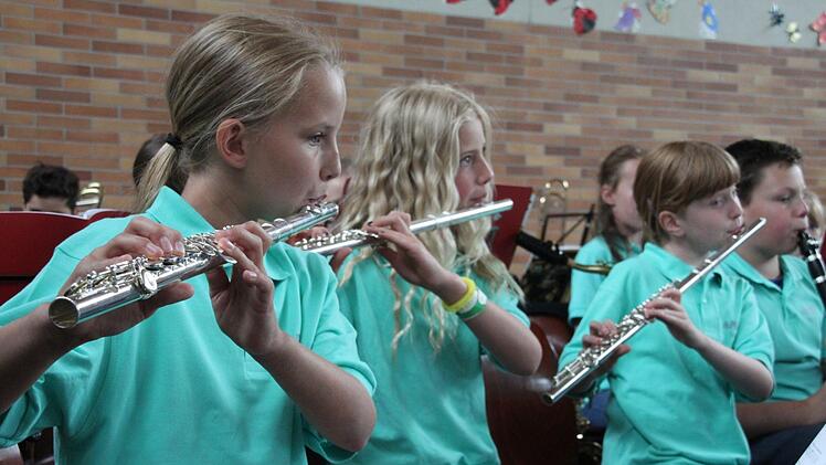 Die Bläserklasse des Musikvereins Burghaig glänzte in der Turnhalle der Schule mit zackigen Märschen. Foto: Stephan Stöckel.