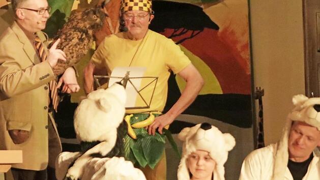 Professor Grzimek (Stephan Melzer) mit Gorilla, Bananenstaude und Eisb&auml;ren am Ende seiner zoologischen Erkundung bis zur Hinterkunnersreuther Hochebene. Foto: Klaus Klaschka