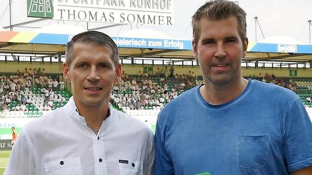 BFV-Vizepr&auml;sident J&uuml;rgen Pfau (li.) zeichnete den Lonnerstadter Thomas Schmidhuber als "Fair ist mehr"-Landessieger 2018 aus.  Foto: BFV
