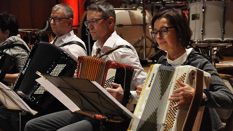 Traditionell präsentierte sich das Akkordeonorchester der Städtischen Musikschule unter der musikalischen Leitung Michael Lukaszcyk beim Elternkonzert des Jugendmusikkorps. Peter Klopf