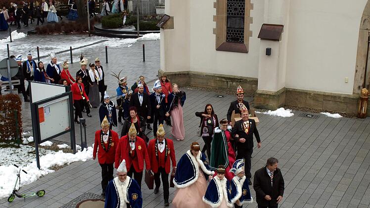 Die Hoheiten aus Steinwiesen, Prinz Robert  II und Prinzessin Anna II sowie die Kinder Ida I und Moritz I führten  den Zug zum Pfarrzentrum an.Susanne Deuerling