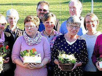 Ehrungen beim Obst- und Gartenbauverein Gleußen (von links): Doris Hagemann, Anke Bunge, Ute Grosse, Reiner Brückner, Sonja Haselmann, Hannelore Wagner, Bürgermeister Werner Thomas, Gabriele Engelhardt, Waltraud Engelhardt, Heike Stegner, Hildegard Rose  Foto: Michael Stelzner