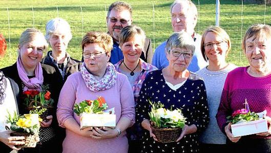 Ehrungen beim Obst- und Gartenbauverein Gleußen (von links): Doris Hagemann, Anke Bunge, Ute Grosse, Reiner Brückner, Sonja Haselmann, Hannelore Wagner, Bürgermeister Werner Thomas, Gabriele Engelhardt, Waltraud Engelhardt, Heike Stegner, Hildegard Rose  Foto: Michael Stelzner