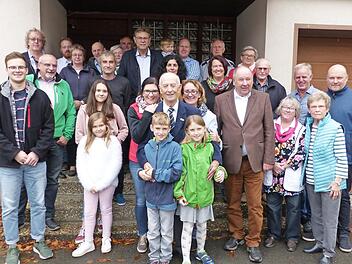 Jubilar Gerhard Schott (vorne, Bildmitte) zusammen mit seinen beiden Töchtern Tanja und Michaela sowie den Enkeln Philipp und Emma im Kreise der großen Gratulantenschar Foto: Klaus-Peter Wulf