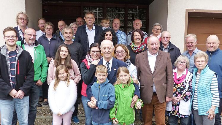 Jubilar Gerhard Schott (vorne, Bildmitte) zusammen mit seinen beiden Töchtern Tanja und Michaela sowie den Enkeln Philipp und Emma im Kreise der großen Gratulantenschar Foto: Klaus-Peter Wulf