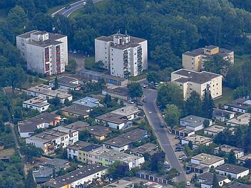 Iin der Schlesienstraße in Lichteneiche erschütterte im Frühjahr eine Brandserie im Bereich der Hochhäuser  die Bewohner. Foto: R. Rinklef