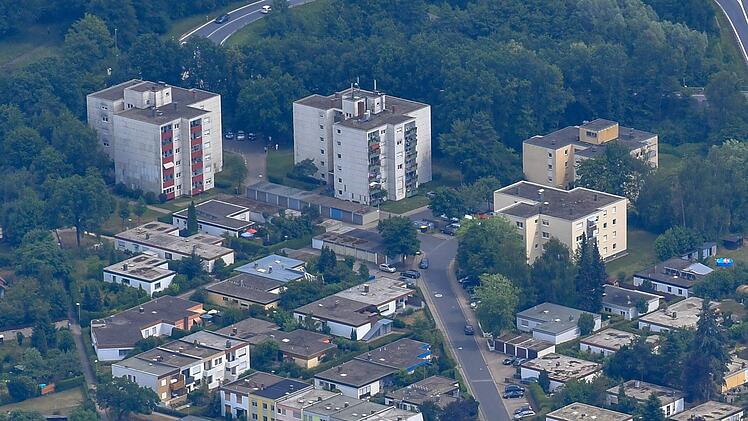 Iin der Schlesienstraße in Lichteneiche erschütterte im Frühjahr eine Brandserie im Bereich der Hochhäuser  die Bewohner. Foto: R. Rinklef