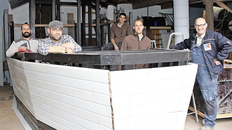 Christian Wächtler, Andreas Dresel, Christoph Lober, Lukas Wächtler und Klaus Dresel (v. l.) waren meist zur Stelle, wenn es Arbeitseinsätze gab. Darüber hinaus waren noch viele andere Musiker der "Kleinen Dorfmusik" am Werk. Fotos: Evi Seeger