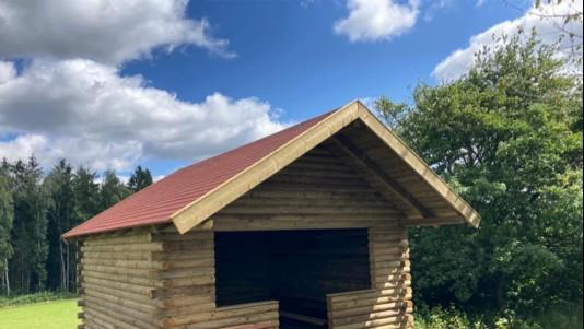 Errichtung einer Wetterschutzhütte vom Einigkeitsverein Schildeck. Foto: Rhönallianz