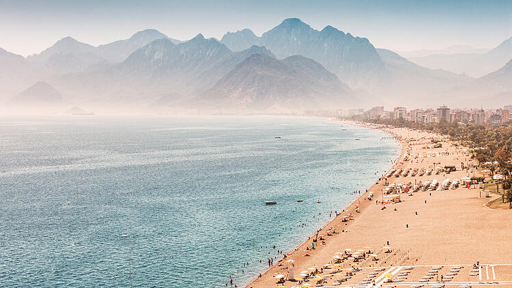 Konyaaltı Antalya T&uuml;rkei Strand Beach Mittelmeerk&uuml;ste Luftaufnahme Tourismus Urlaub K&uuml;ste t&uuml;rkische Riviera Rauchverbot rauchfrei Urlauber Strandurlaub Stadtstrand Touristenstrand Gesundheitsschutz Anti-Tabak-Gesetz K&uuml;stenregion Bu&szlig;geld &ouml;ffentliche Pl&auml;tze Tabakverbot Urlaubsland Reiseziel Sommerurlaub Badeg&auml;ste Ferienregion Meeresk&uuml;ste Strandpromenade