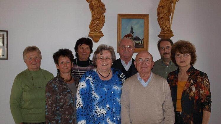 Der Vorstand setzt sich zusammen aus (von links): Anneliese Moritz, Evelyn Zureich, Christel Brand,Leopoldine Wiesner, Pater Arno, Hubert Greubel, Norbert Kraus und Rosi Kast,  Foto: Michaela Atzler