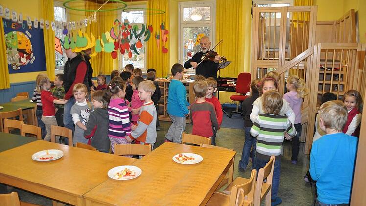 Gemeinsam tanzen -  auch das gehörte früher zu den Gepflogenheiten am Hofe der Fürsten und Könige, ebenso wie die Verneigung vor und nach dem Tanz. Das erlebten die Kindergartenkinder bei einer etwas anderen Konzertstunde. Foto: Friedrich