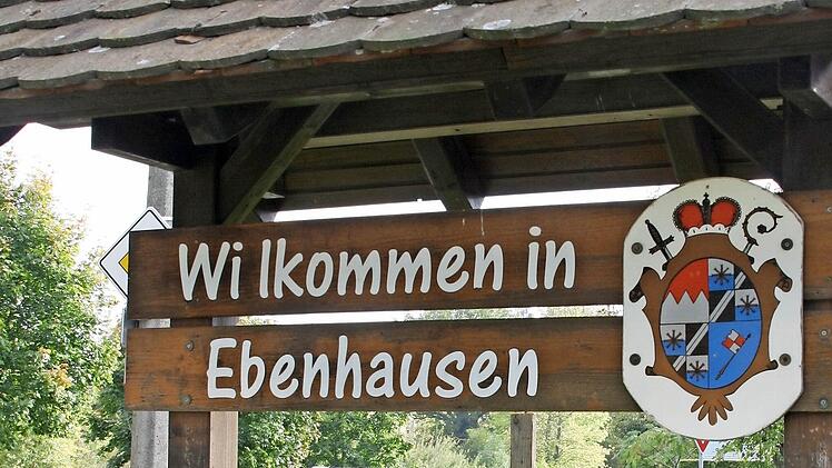 Begrüßungstafel in Ebenhausen: Die Bevölkerung will auch die Asylbewerber willkommen heißen, die ab 1. Dezember im Ort vorübergehend angesiedelt werden.  Fotos: Angelika Luga-Braun
