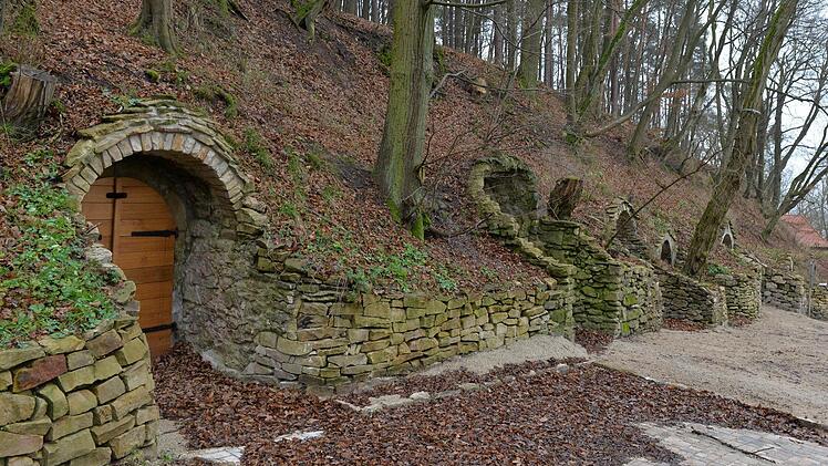 Die Unterhaider Kellergasse einmal von oben. Die Gruppe steht vor dem "Grünen Klassenzimmer". Foto: Ronald Rinklef