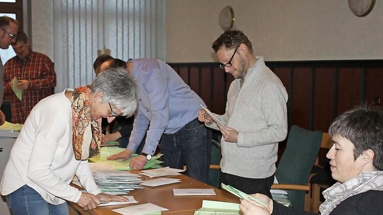 Die Wahlhelfer beim Auszählen der Briefwahlstimmen Fotos: Sonja Werner