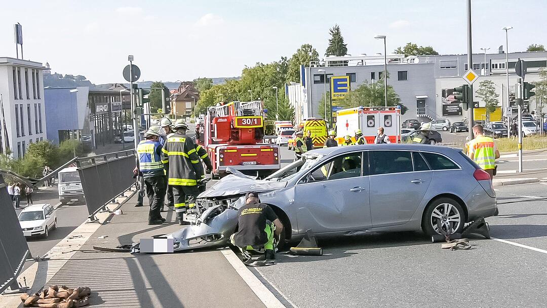 Würzburg: Auto droht nach Unfall von Brücke zu stürzen