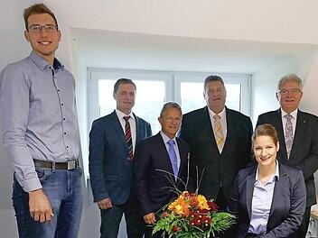 Die neue Allianz-Managerin Annabelle Ohla an ihrem künftigen Arbeitsplatz im VG-Gebäude in Trebgast. Günther Hübner (Harsdorf), Gerhard Schneider (Himmelkron), Karl Philipp Ehrler (Stammbach) und Holger Bär (Goldkronach) sowie Christopher Schröder von der Verwaltung (im Bild, von rechts) wünschten einen guten Start. Foto: Dieter Hübner