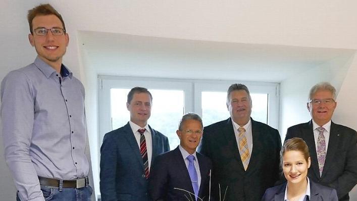 Die neue Allianz-Managerin Annabelle Ohla an ihrem künftigen Arbeitsplatz im VG-Gebäude in Trebgast. Günther Hübner (Harsdorf), Gerhard Schneider (Himmelkron), Karl Philipp Ehrler (Stammbach) und Holger Bär (Goldkronach) sowie Christopher Schröder von der Verwaltung (im Bild, von rechts) wünschten einen guten Start. Foto: Dieter Hübner