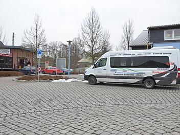 Ein Stadtbus von Rödental steht am Bahnhof Oeslau. Der Zug auf dem Gleis dahinter ist vor drei Minuten in Richtung Coburg abgefahren. Der neue Fahrplan der SBR-Linie soll den Bus besser an die Bahn anbinden.Rainer Lutz