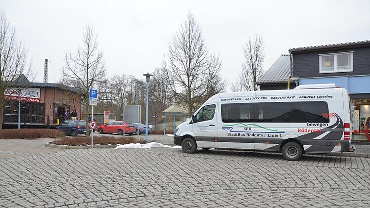 Ein Stadtbus von Rödental steht am Bahnhof Oeslau. Der Zug auf dem Gleis dahinter ist vor drei Minuten in Richtung Coburg abgefahren. Der neue Fahrplan der SBR-Linie soll den Bus besser an die Bahn anbinden.Rainer Lutz