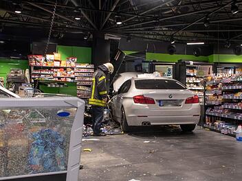 Ein kurioser Unfall hat sich in der Nacht auf Dienstag in Bochum ereignet. Eine Frau ist mit ihrem Auto mitten in den Verkaufsraum einer Tankstelle gefahren. Mit dabei: ein kleines Kind. Foto: Feuerwehr Bochum
