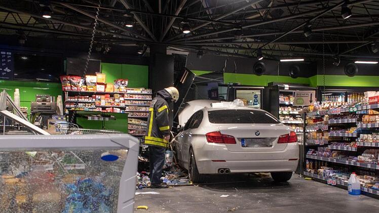 Ein kurioser Unfall hat sich in der Nacht auf Dienstag in Bochum ereignet. Eine Frau ist mit ihrem Auto mitten in den Verkaufsraum einer Tankstelle gefahren. Mit dabei: ein kleines Kind. Foto: Feuerwehr Bochum