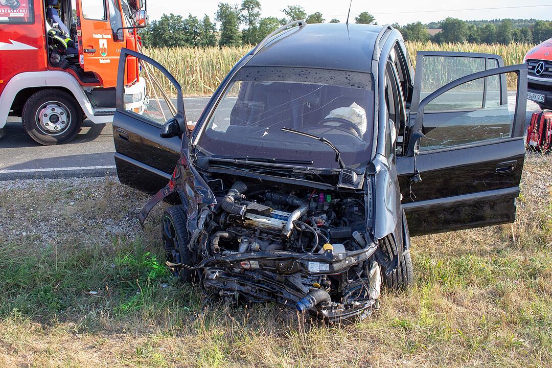 Nach Frontalcrash mit drei Autos: Ein Fahrzeug landet im Maisfeld