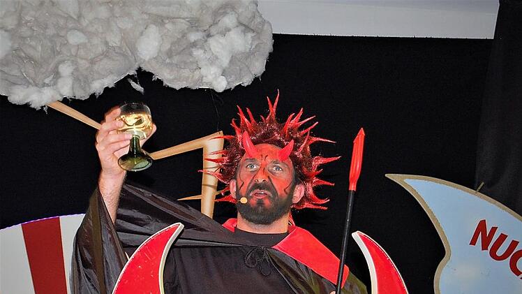 Im Steinacher Fasching kommen kommunale Probleme ebenso auf den Tisch wie die &ouml;rtlichen Missgeschicke (im Bild Andreas Freibott als Luzifer). Trotzdem am&uuml;sieren sich auch zahlreiche Ausw&auml;rtige bei den beiden B&uuml;ttenabenden. Foto: Sigismund von Dobsch&uuml;tz/Archiv