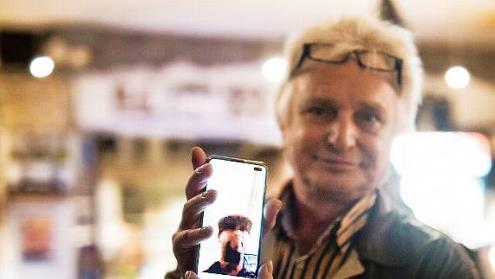 Weil ihm kein Visum für Deutschland gewährt wurde: Nach der Vorstellung wurde der äthiopische Regisseur Moges Tafesse per Videoanruf zugeschaltet, zu sehen und zu hören via Smartphone.  Fotos: Dominik Schreiner