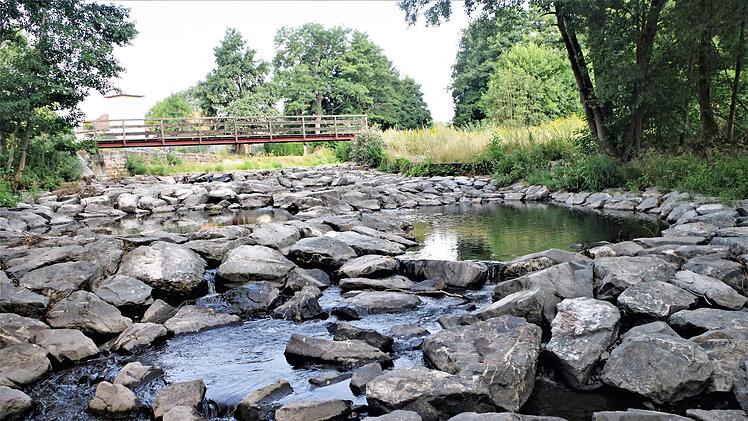 Die Haßlach an der Bundesstraße 85 ist derzeit nur noch ein Rinnsal. Die Steine beherrschen markant das Flussbett.  Foto: Gerd Fleischmann