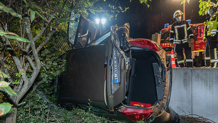Ford stürzt nach Ausweichmanöver Mauer hinab